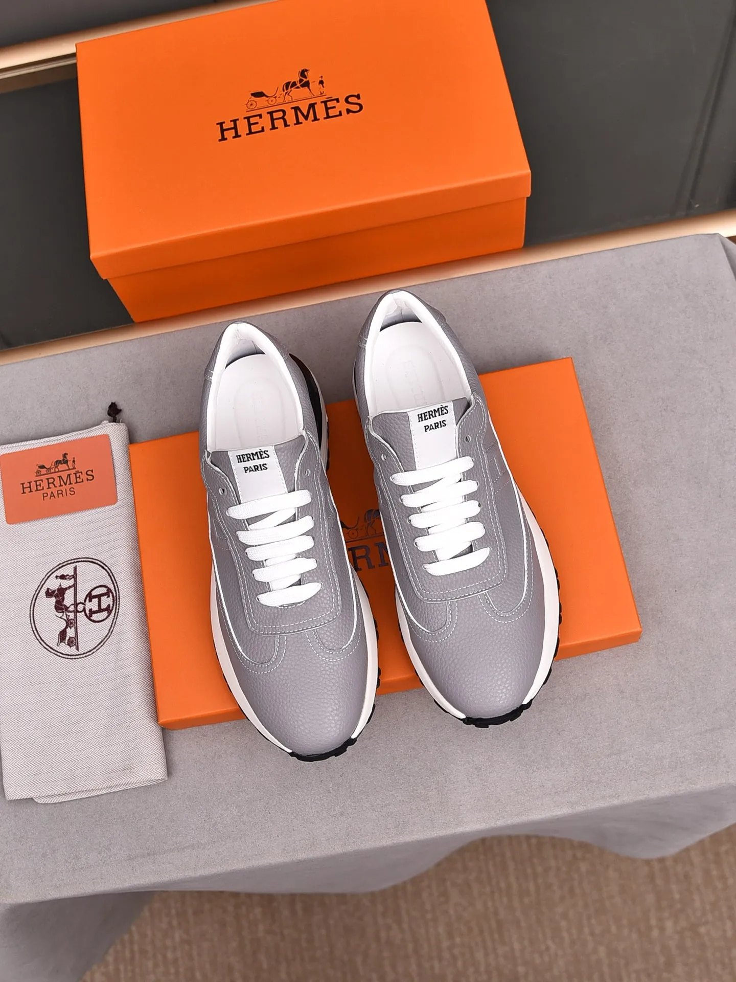 📛📛📛PPP420 (Hermes)🆕Men's color-blocked sneakers with textured calfskin details. Spliced ​​with original cowhide, this shoe draws inspiration from the equestrian world, integrating technical details and practical functions. Breathable sheep lining, original combination outsole, high-end quality, and every detail is perfectly combined! Size: 38-44 (45 can be customized)